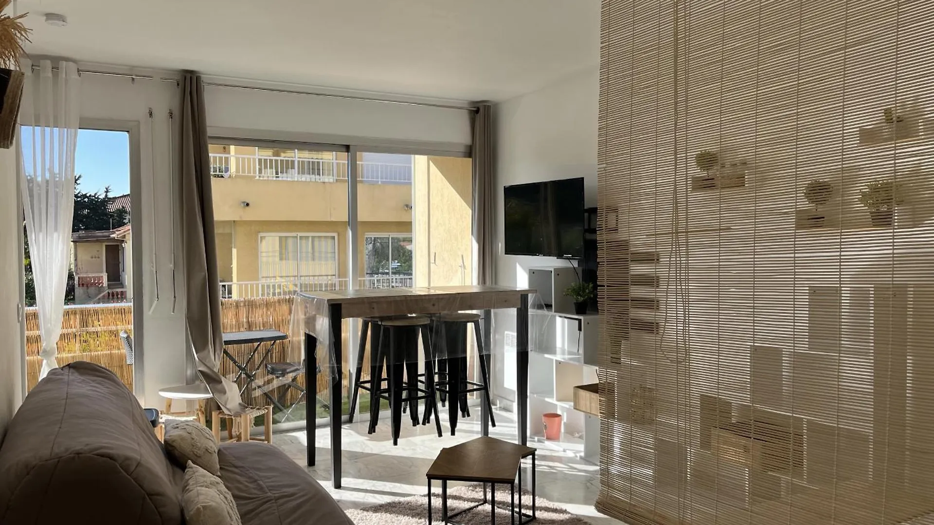 Apartment Le Genepy, Studio 30M2, 4 P, Balcon Parking, Clim Frejus