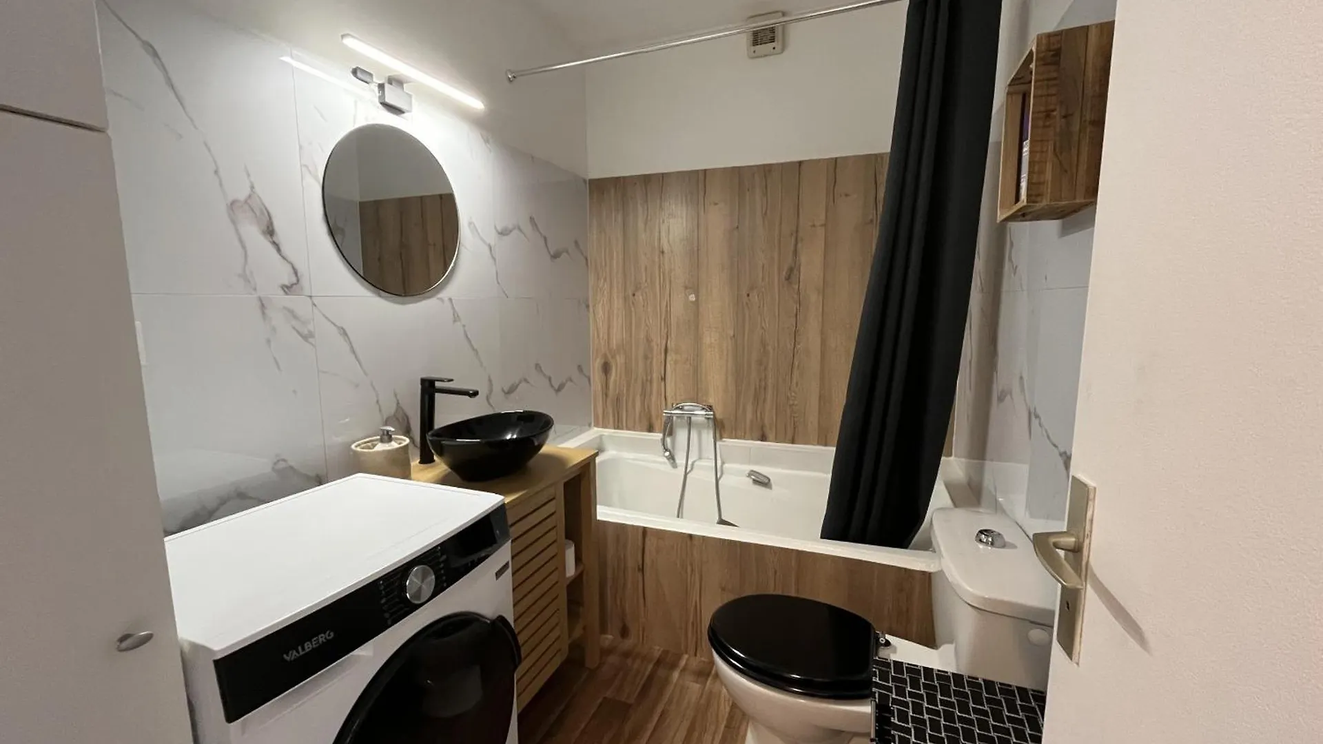 Apartment Le Genepy, Studio 30M2, 4 P, Balcon Parking, Clim Frejus