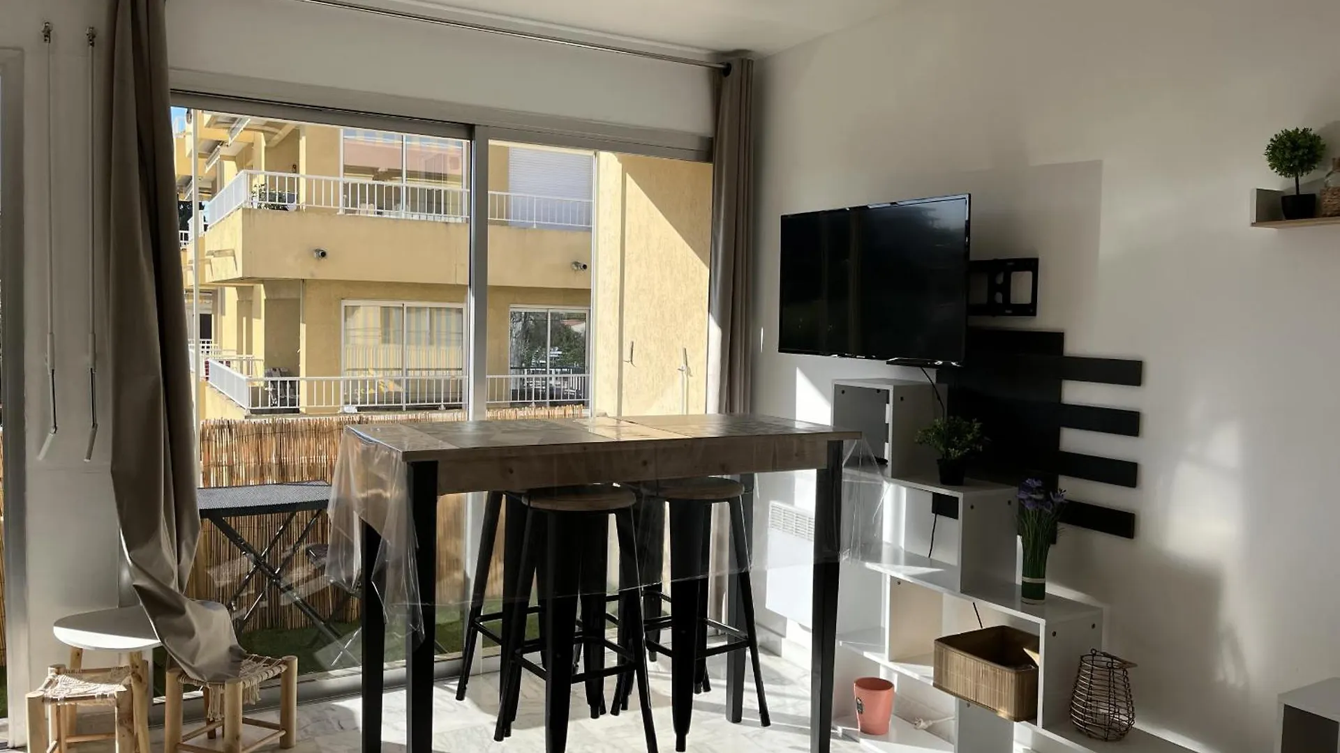 Apartment Le Genepy, Studio 30M2, 4 P, Balcon Parking, Clim Frejus